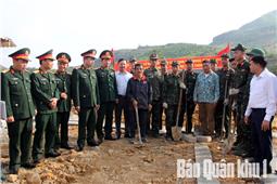 Thiếu tướng Dương Văn Quang, Phó chính ủy Quân khu kiểm tra công tác dân vận tại xã Văn Lăng, tỉnh Thái Nguyên